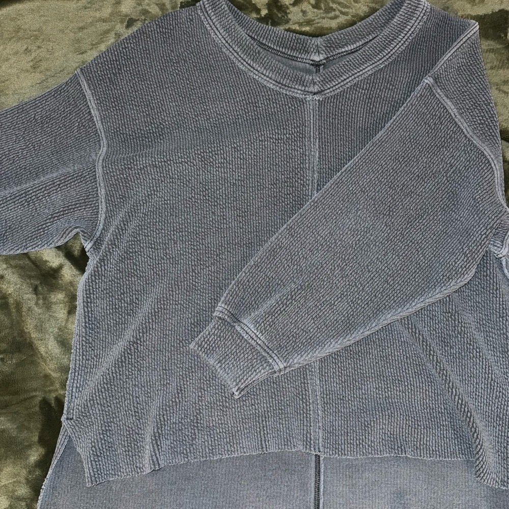 Ribbed Grey Aerie v neck crew size XL!!